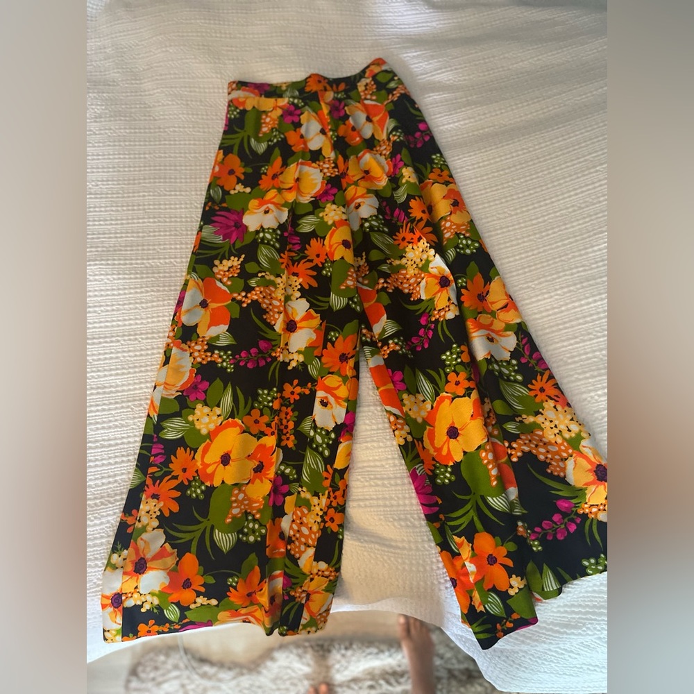 Vintage pants . Measurements in pics . Medium